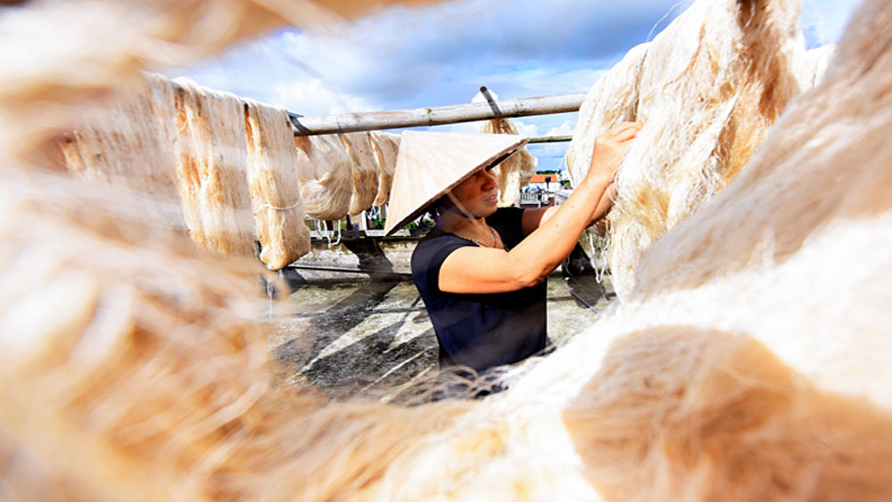 Northern Vietnam village spins a yarn