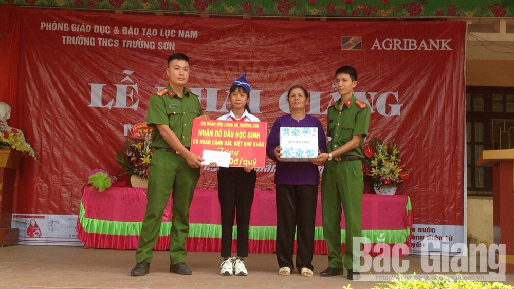 Tuổi trẻ Đồn Công an Trường Sơn nhận đỡ đầu em Nguyễn Thị Hồng