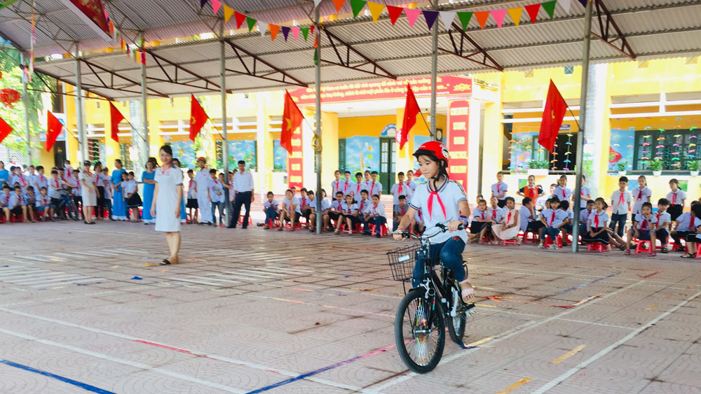 Trao tặng hơn 170 mũ bảo hiểm cho học sinh lớp 1 Trường Tiểu học thị trấn Chũ