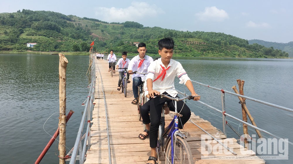 Cây cầu hạnh phúc trên hồ Cấm Sơn