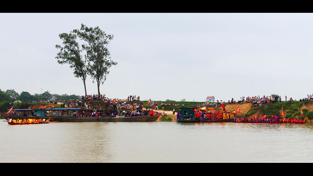 Lễ hội bên sông