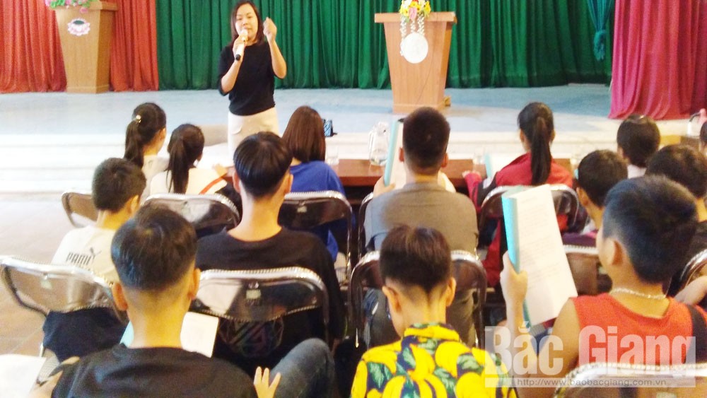 Truyền dạy hát chèo, quan họ cho học sinh xã Dĩnh Trì