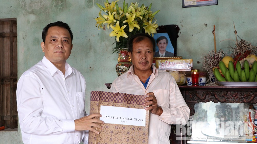 Thăm, tặng quà các gia đình nạn nhân bị tai nạn giao thông tại huyện Hiệp Hòa