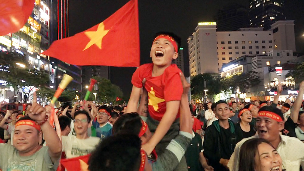 Clip: Cổ động viên vỡ òa sau bàn thắng của đội tuyển Việt Nam