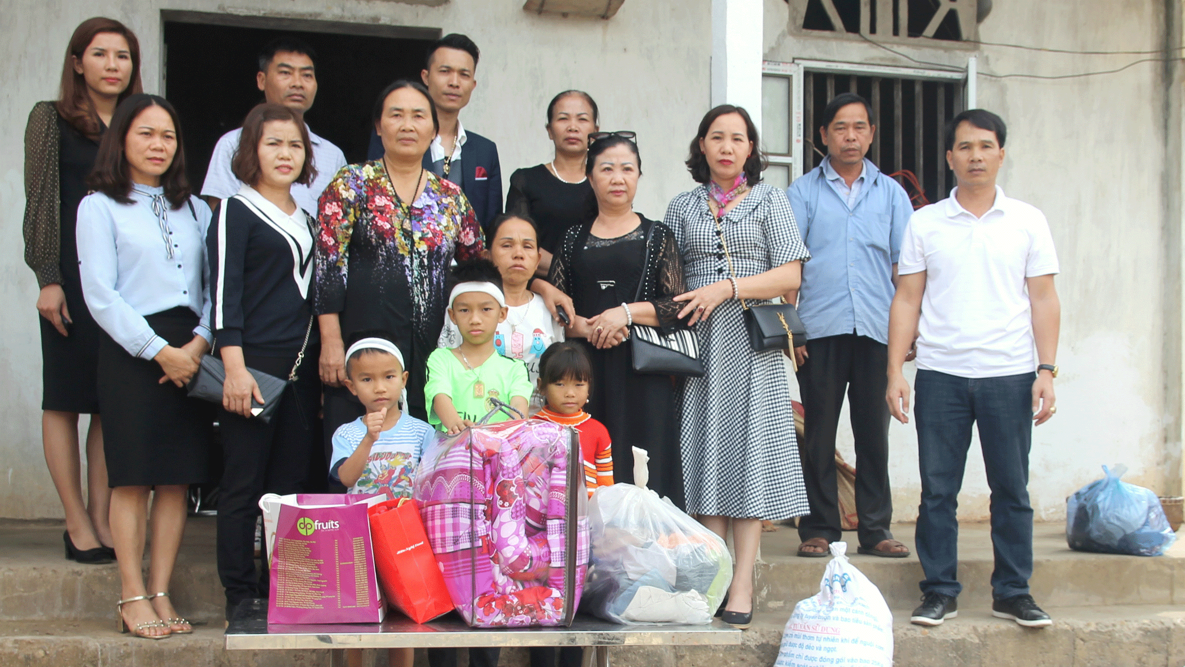 Trao quà cho hai cháu mồ côi, hoàn cảnh đặc biệt khó khăn ở huyện Sơn Động