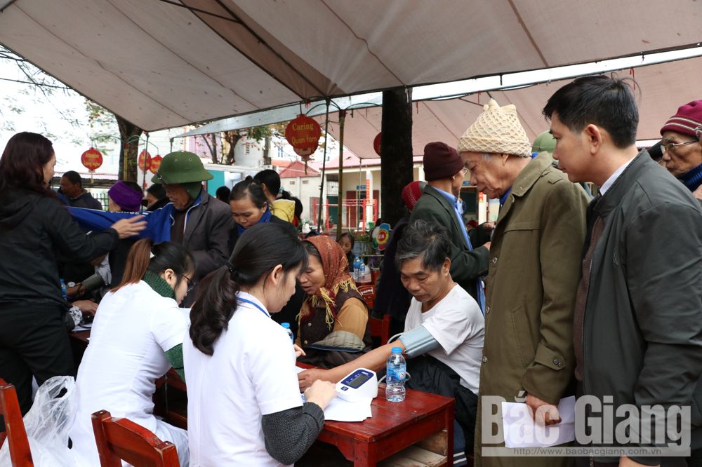Khám, tư vấn sức khỏe miễn phí cho gần 500 người có công, hoàn cảnh khó khăn xã Châu Minh