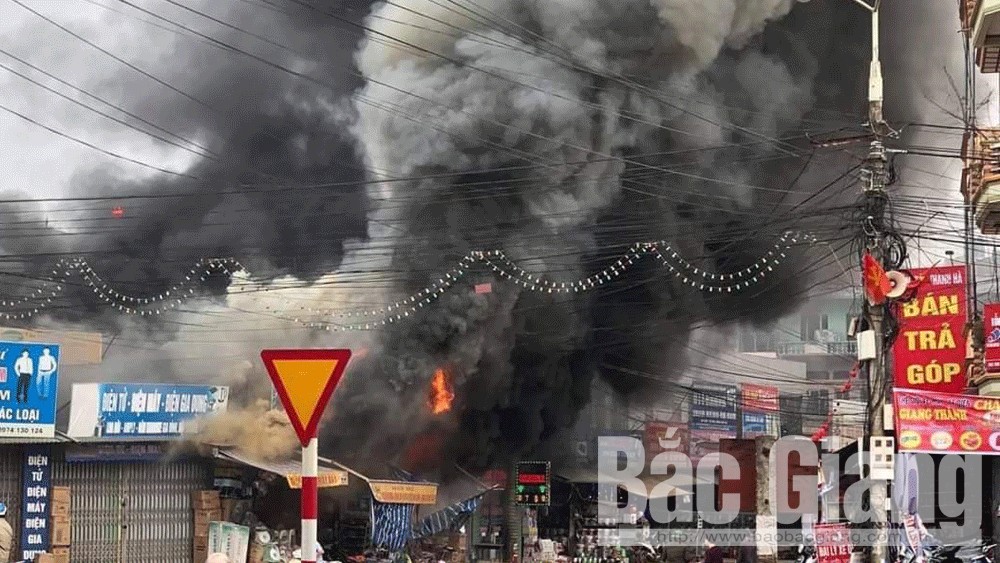 Bắc Giang: Xảy ra cháy lớn tại các ki-ốt bán hàng