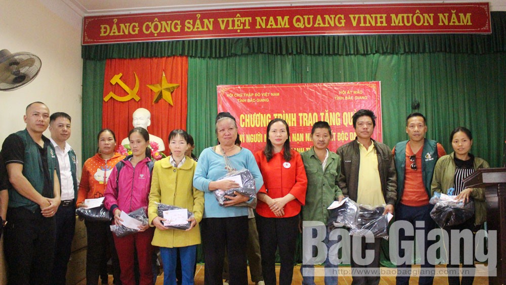 Hội đồng niên Ất Mão tỉnh Bắc Giang tặng quà hộ nghèo xã Kiên Lao