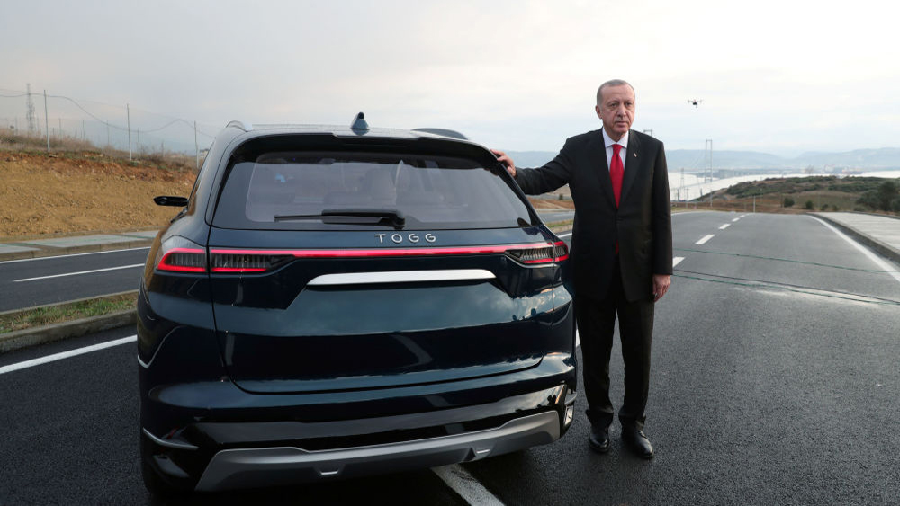 Tổng thống Erdogan lái thử ô tô điện đầu tiên của Thổ Nhĩ Kỳ