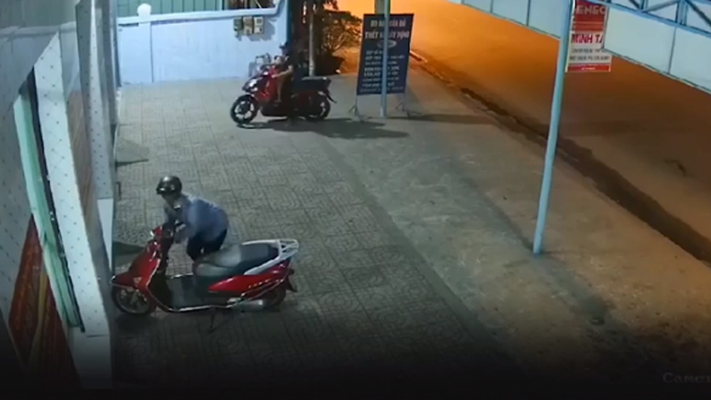 Cặp vợ chồng chở theo con nhỏ vẫn bẻ khóa, ăn trộm xe máy siêu nhanh