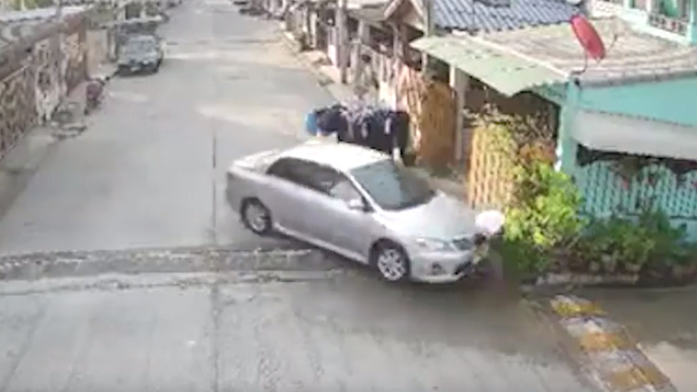 Thái Lan: Lái xe tông chết hàng xóm chỉ vì người này "sống vô tâm"