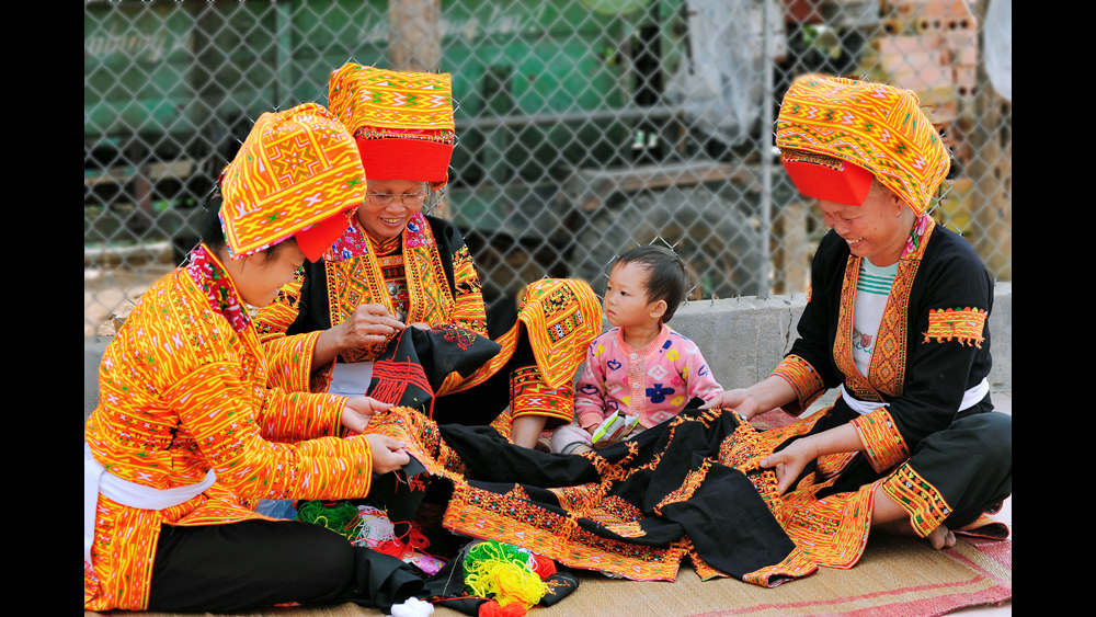 Đồng bào người Dao (Sơn Động) chuẩn bị trẩy hội xuân