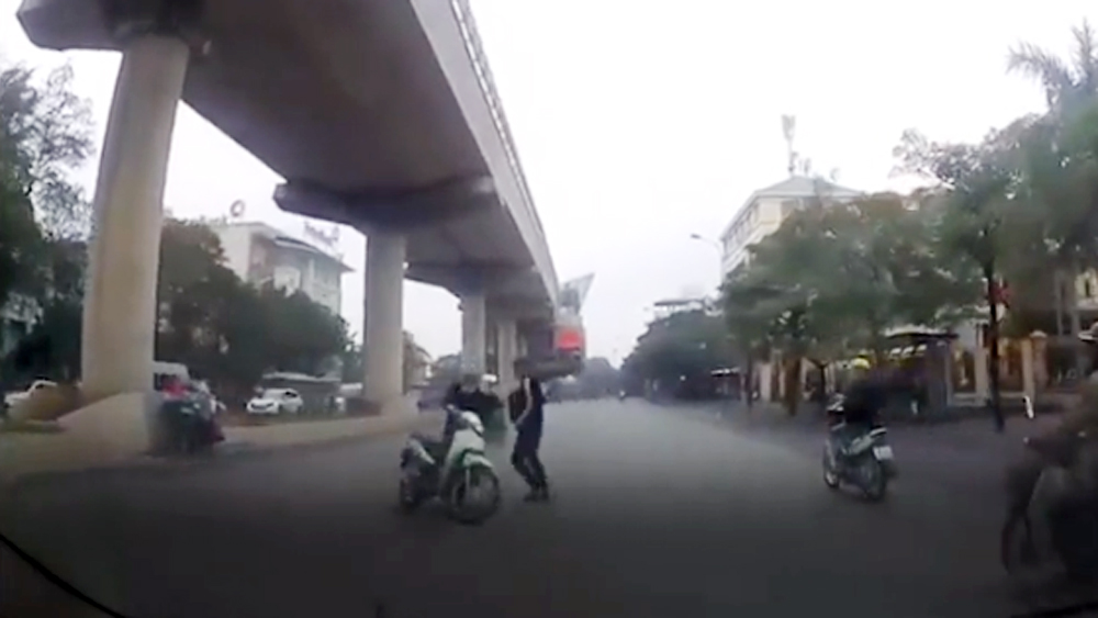 Chạy xe máy lạng lách đánh võng, 2 thanh niên trượt dài trên đường