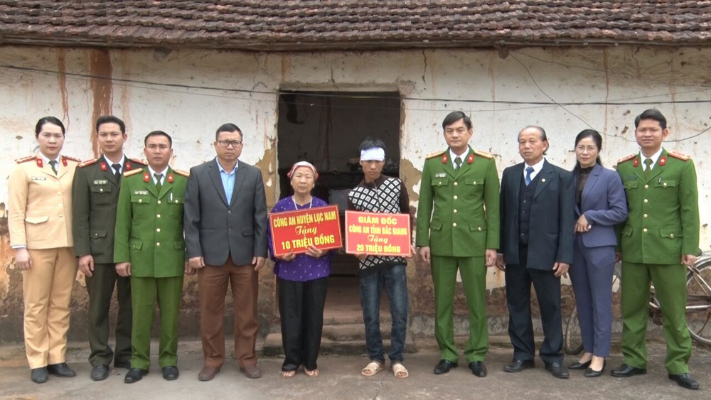Công an Lục Nam trao 30 triệu đồng hỗ trợ em Tạ Văn Nghiên
