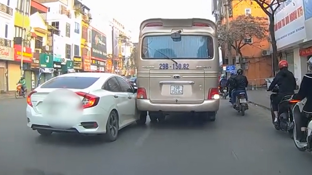 Thiếu quan sát, xế hộp va vào xe khách trên phố Hà Nội