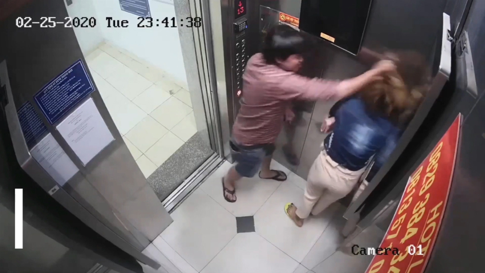 Một phụ nữ bị đánh trong thang máy
