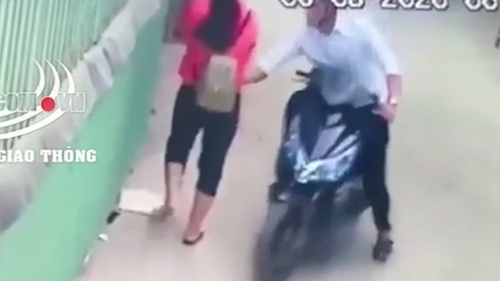 Cô gái bị nam thanh niên đi xe máy sàm sỡ giữa đường