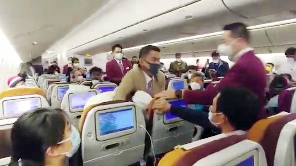 Cố tình ho vào tiếp viên hàng không, người phụ nữ Trung Quốc bị khóa đầu