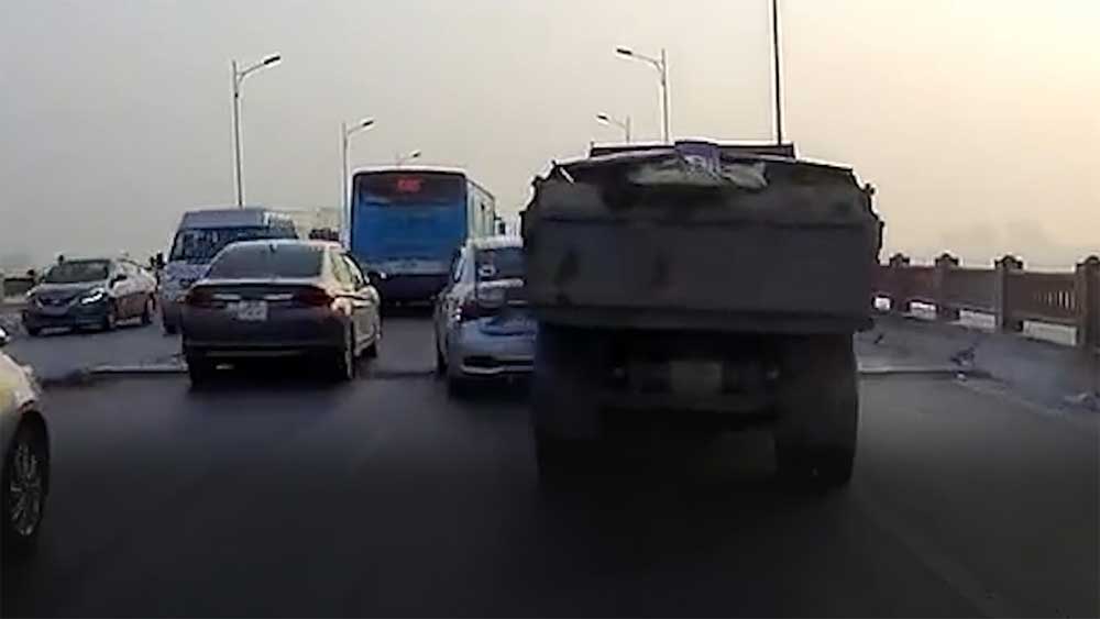 Không làm chủ tốc độ, xe tải đâm móp đuôi ô tô con trên cầu Vĩnh Tuy