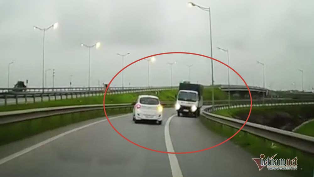 Xe tải ngược chiều vun vút phóng vào cao tốc Hà Nội – Thái Nguyên