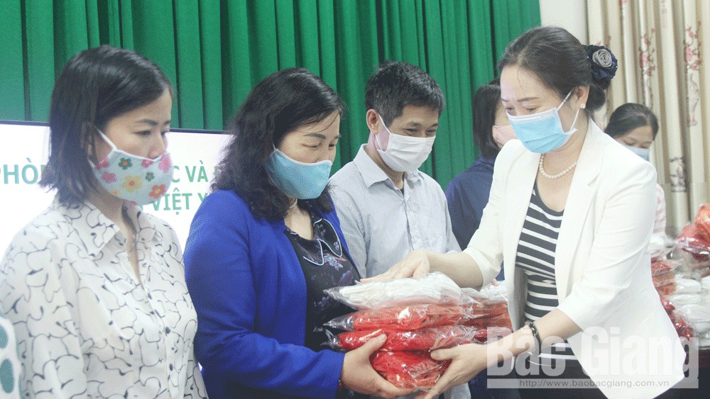 Việt Yên: Gần 26 nghìn chiếc khẩu trang tặng giáo viên, học sinh
