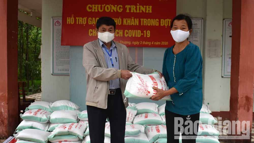 Thị trấn Cao Thượng hỗ trợ 1,2 tấn gạo cho hộ nghèo, có hoàn cảnh khó khăn trong dịch Covid-19