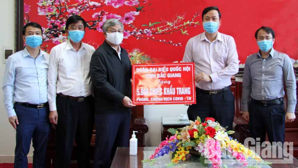 Đoàn Đại biểu Quốc hội tỉnh tặng 5 nghìn khẩu trang cho huyện Việt Yên để phòng dịch Covid-19