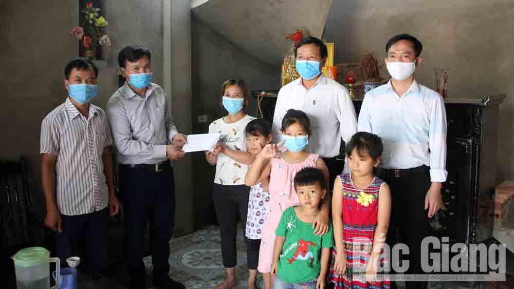 Việt Yên: Hỗ trợ hộ dân có hoàn cảnh đặc biệt khó khăn do ảnh hưởng của dịch Covid-19