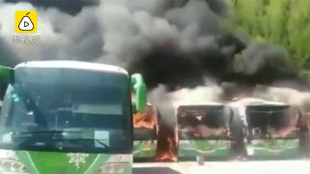 6 xe buýt bị thiêu rụi vì vài mẩu thuốc lá