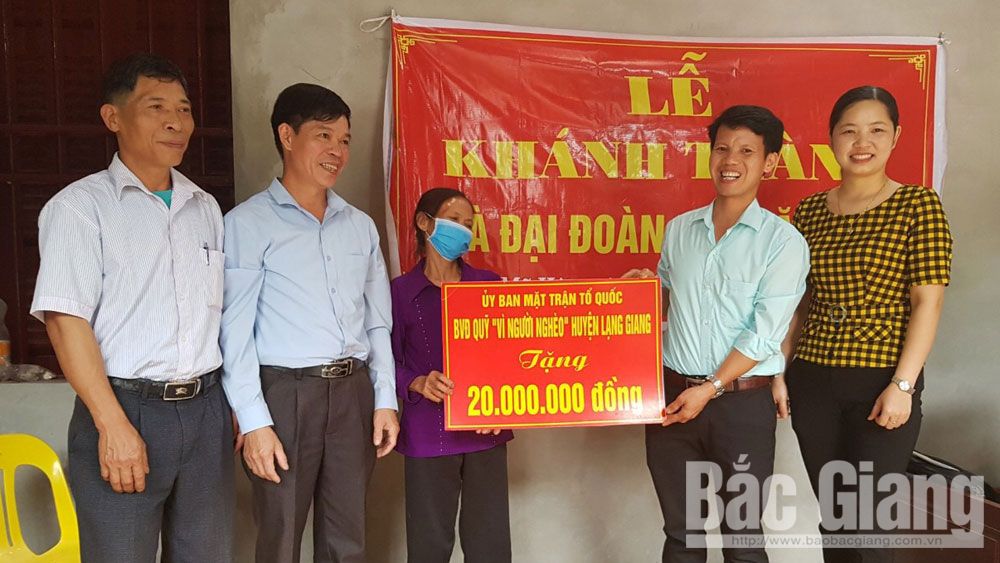 Trao nhà đại đoàn kết cho người nghèo ở huyện Lạng Giang