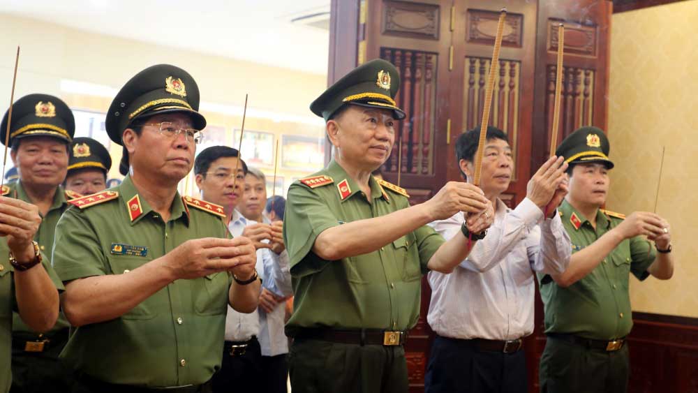 Đại tướng Tô Lâm và các đồng chí lãnh đạo tỉnh dâng hương tại Khu lưu niệm Sáu điều Bác Hồ dạy Công an nhân dân