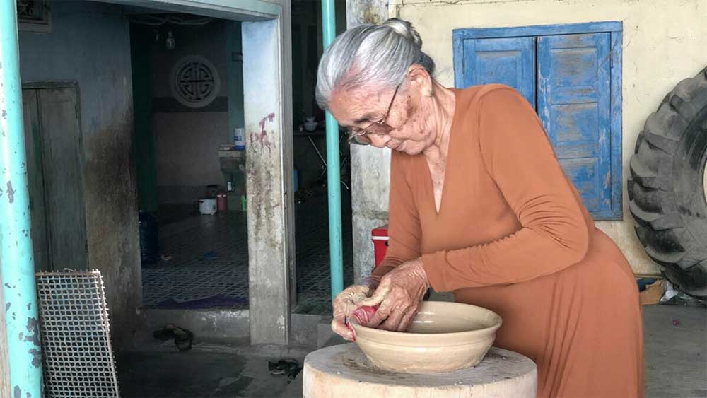 82-year-old woman keeps unique Cham pottery techniques alive