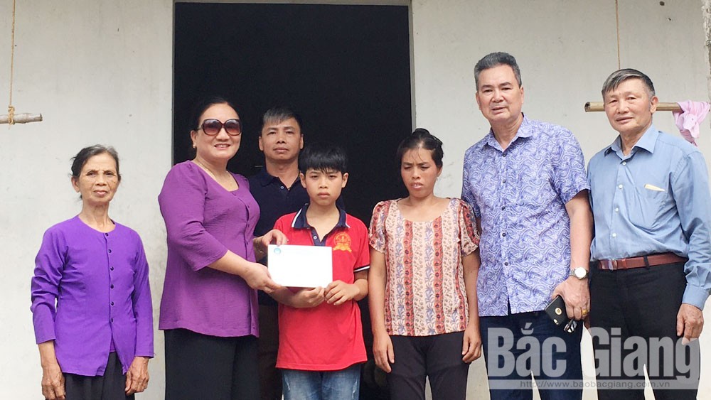 Nhà hảo tâm ở Hà Nội nhận hỗ trợ chi phí học tập đến hết năm lớp 12 cho em Nghiêm Xuân Hiếu