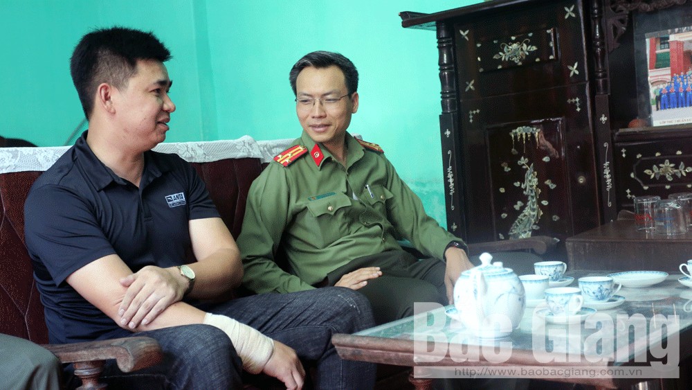 Giám đốc Công an tỉnh Bắc Giang Nguyễn Quốc Toản thăm hỏi cán bộ bị thương khi truy bắt tội phạm