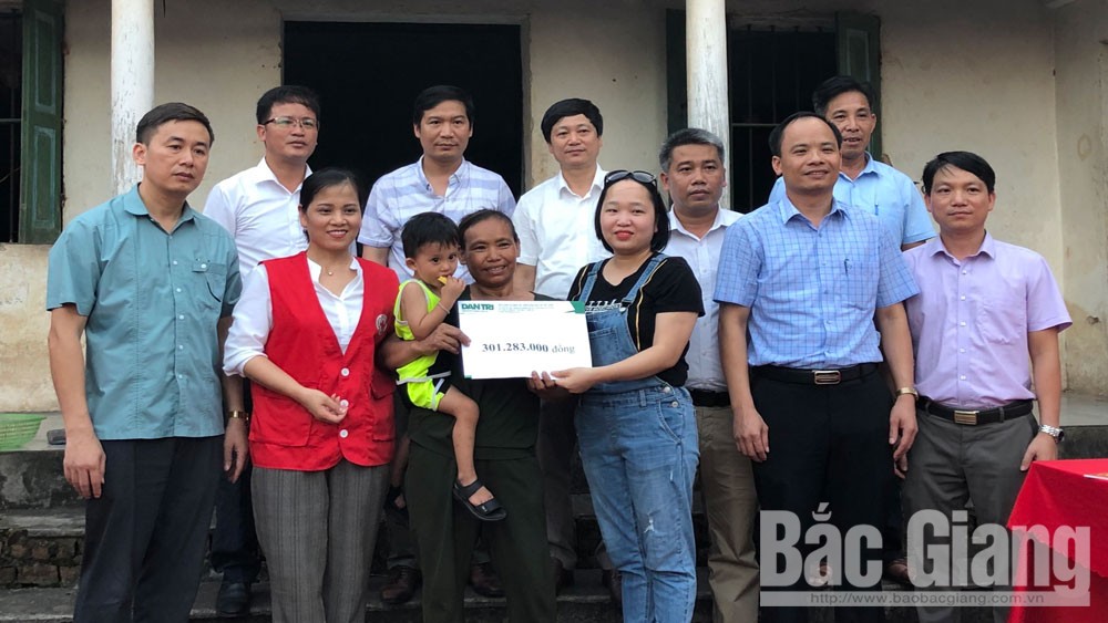 Báo Dân Trí trao hơn 300 triệu đồng cho gia đình cháu Nguyễn Gia Bình