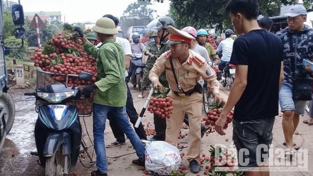 Cảnh sát giao thông Bắc Giang giúp dân tiêu thụ vải thiều