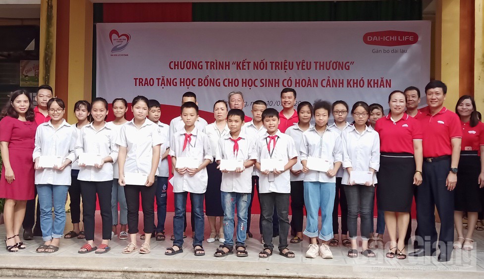 Quỹ “Vì cuộc sống tươi đẹp” trao học bổng cho học sinh nghèo học giỏi tại TP Bắc Giang
