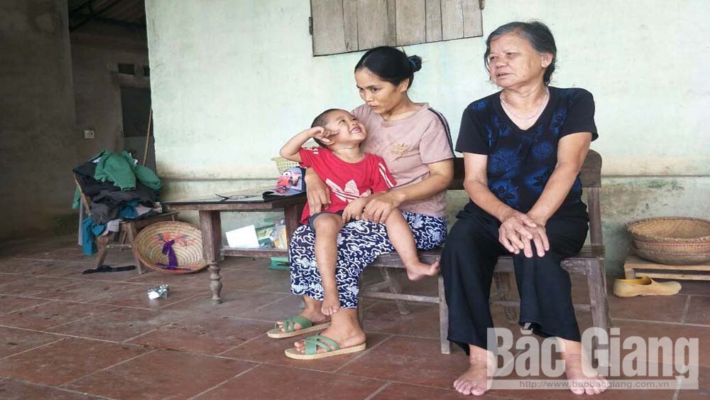 Gia đình chị Vương Thị Linh ở xã Thanh Hải (Lục Ngạn) chống chọi với bệnh tật, không dám nghĩ đến ngày mai
