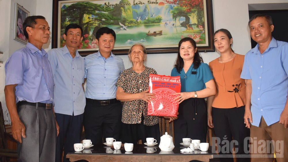 Bí thư Huyện ủy Tân Yên Lâm Thị Hương Thành thăm, tặng quà người có công