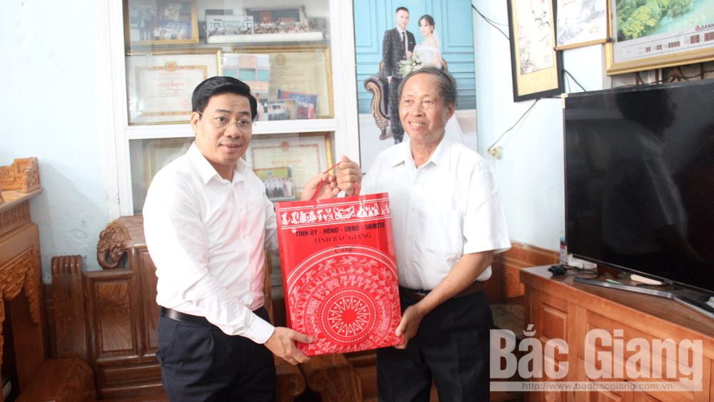 Chủ tịch UBND tỉnh Dương Văn Thái thăm tặng quà gia đình chính sách tại TP Bắc Giang