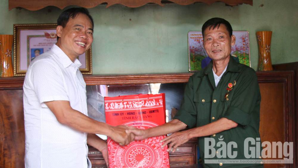 Phó Chủ tịch Thường trực HĐND tỉnh Bắc Giang Bùi Văn Hạnh thăm, tặng quà người có công huyện Lạng Giang