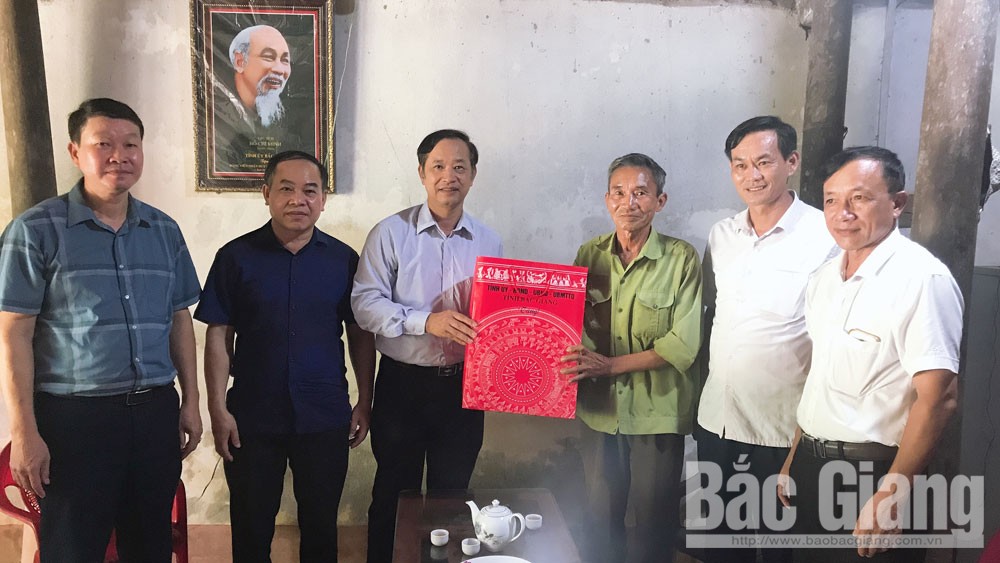 Lãnh đạo Ủy ban MTTQ tỉnh thăm, tặng quà gia đình người có công trên địa bàn huyện Sơn Động