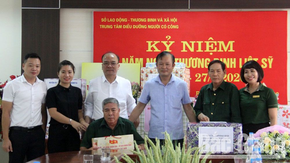 Lãnh đạo huyện Việt Yên thăm, tặng quà Trung tâm Điều dưỡng người có công tỉnh