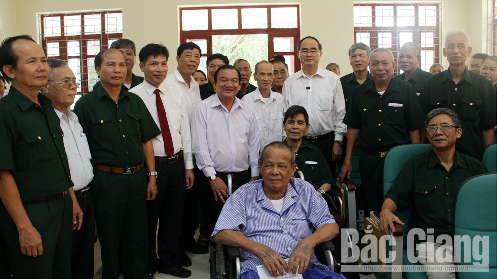 Bí thư Thành ủy TP Hồ Chí Minh Nguyễn Thiện Nhân thăm, tặng quà Trung tâm Điều dưỡng thương binh Lạng Giang