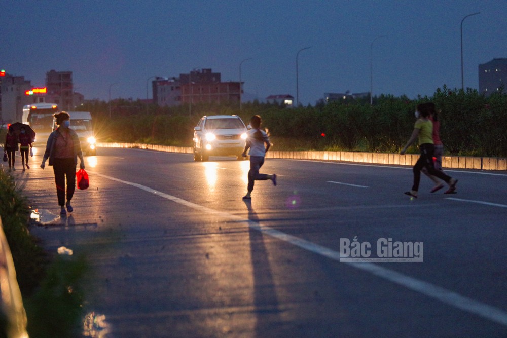 Bắc Giang: Bất chấp nguy hiểm, nhiều công nhân vẫn băng qua cao tốc Hà Nội- Bắc Giang