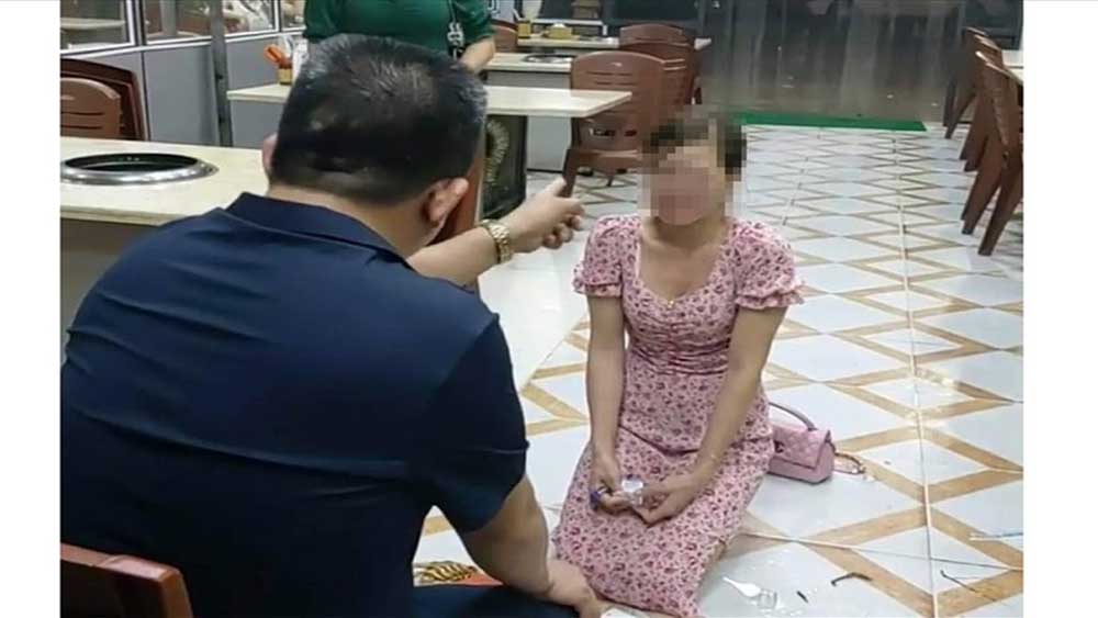 Bắc Ninh: Chê đồ ăn không vệ sinh, cô gái bị chủ quán doạ nạt, bắt quỳ gối