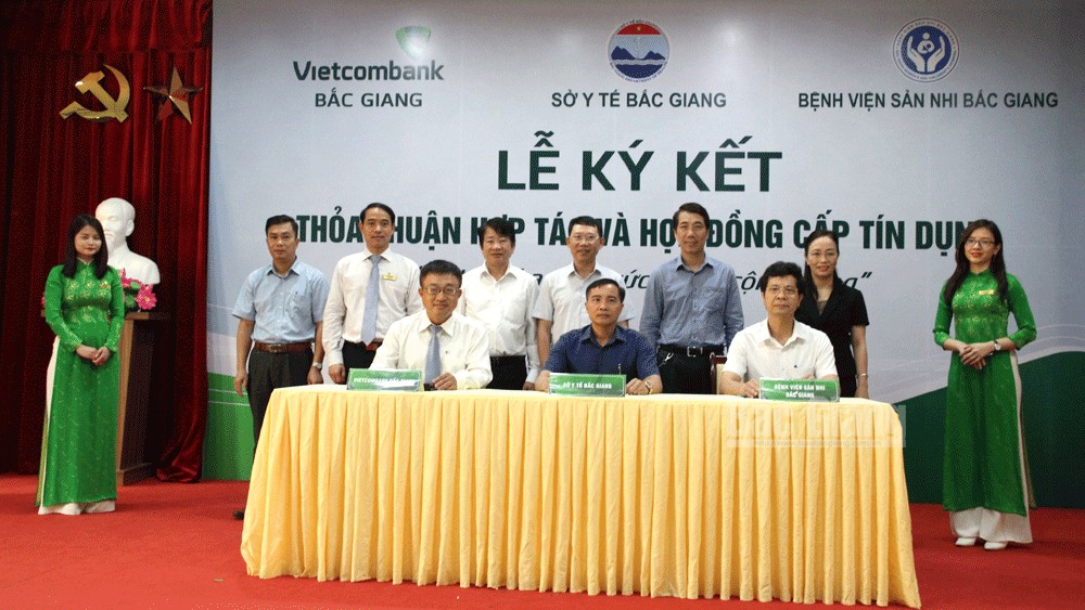 Ký kết thỏa thuận hợp tác với Sở Y tế và hợp đồng cấp tín dụng với Bệnh viện Sản - Nhi Bắc Giang
