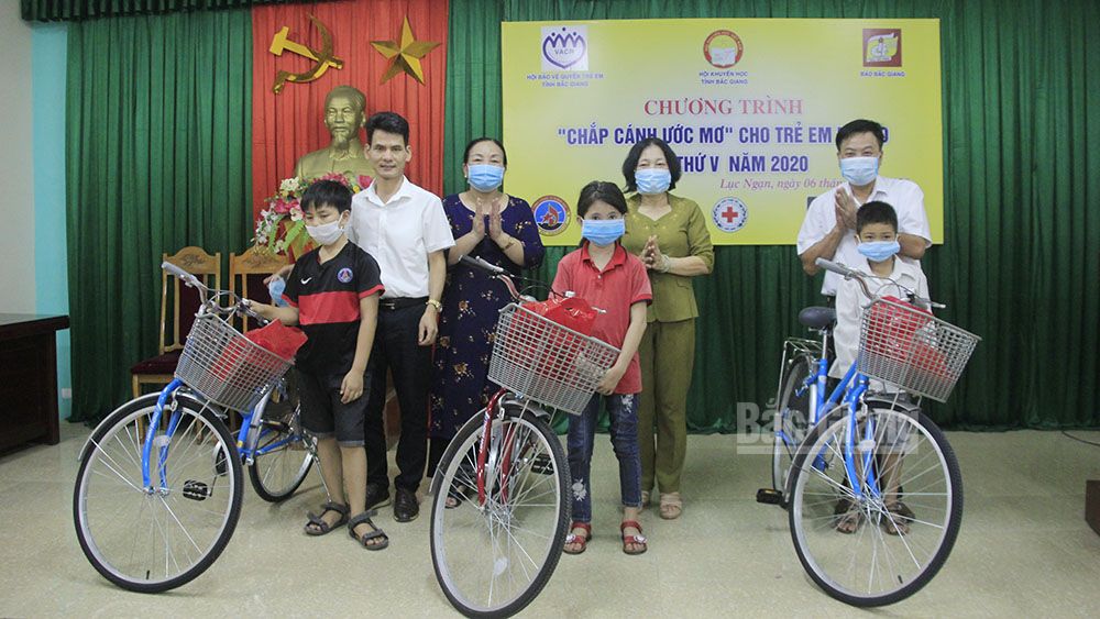 Bắc Giang: Trao 90 suất học bổng “Chắp cánh ước mơ" cho trẻ em nghèo