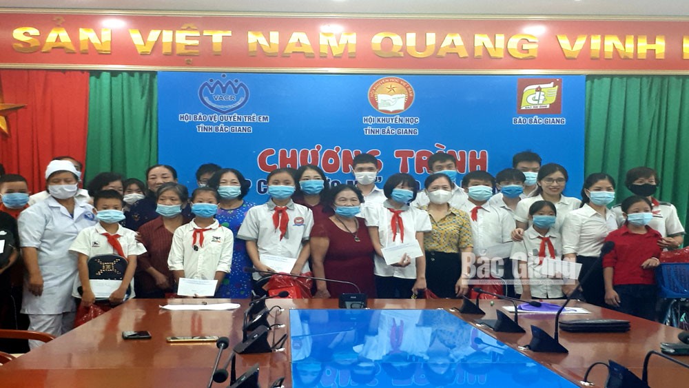 Bắc Giang: 251 học sinh được trao học bổng “Chắp cánh ước mơ”