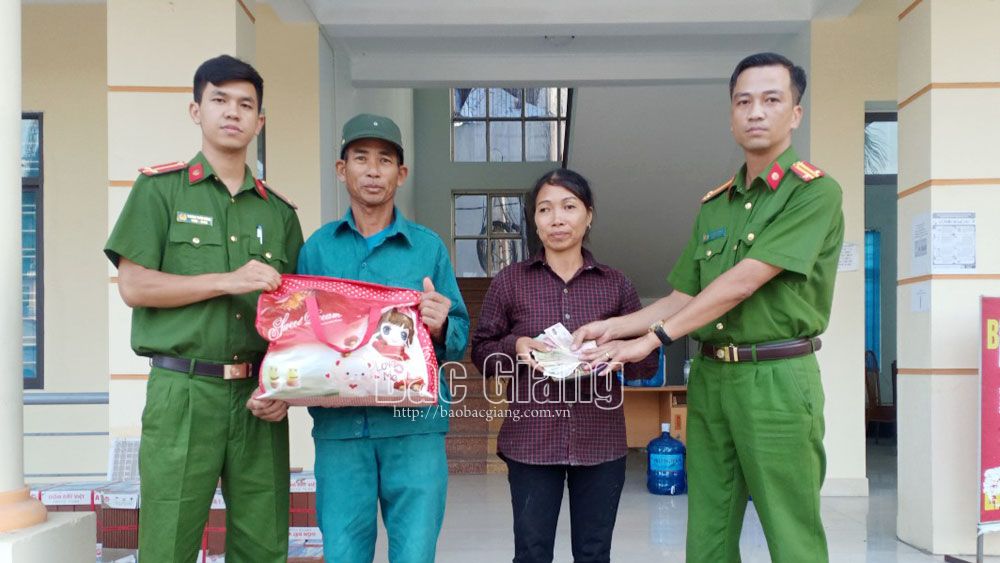 Công an xã Tăng Tiến (Việt Yên) trao trả tài sản cho người bị mất